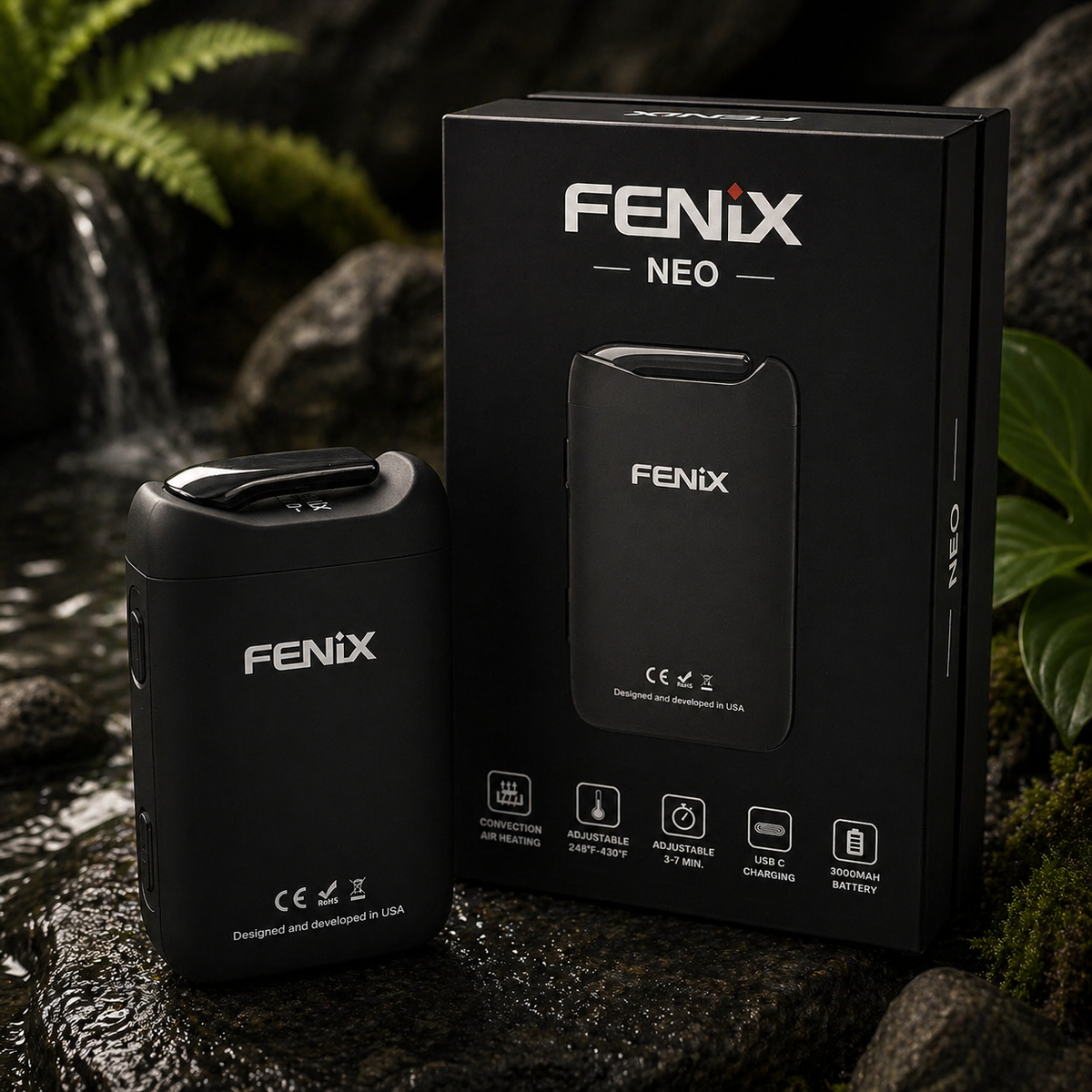 Fenix Neo auf schwarzem Stein, in der Natur, vor Wasser und Pflanzen