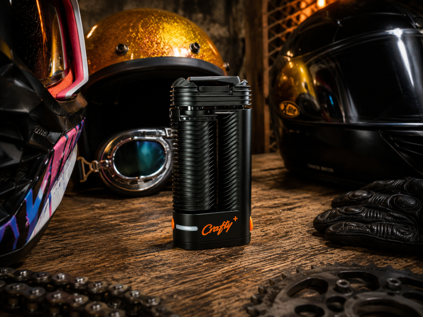 Crafty+ vor Motorradhelmen, auf Holzpalette