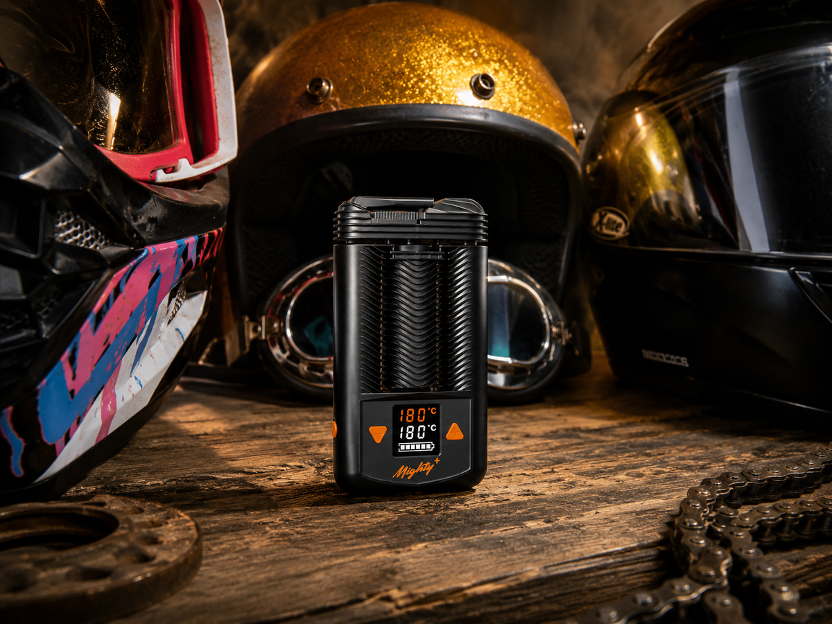 Mighty+ vor Motorradhelmen, auf Holzpalette